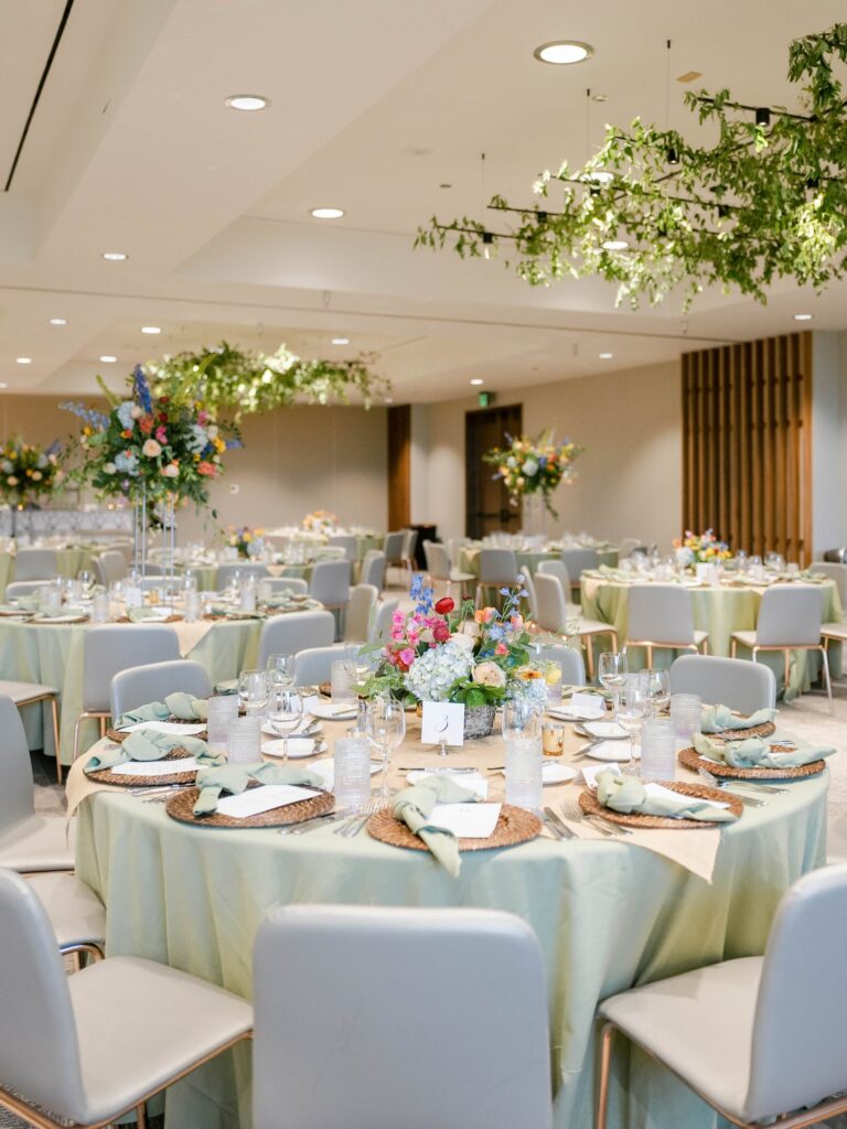 Welcome dinner table florals at Viceroy Snowmass